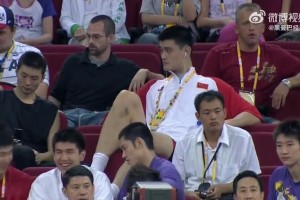 库里也有装X失败的时候？投完自信转身怒吼，结果球没进……